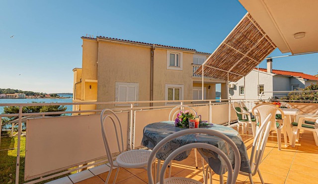 Nice apartment in Brodarica with house sea view