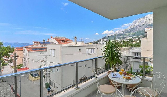 Nice apartment in Makarska with WiFi