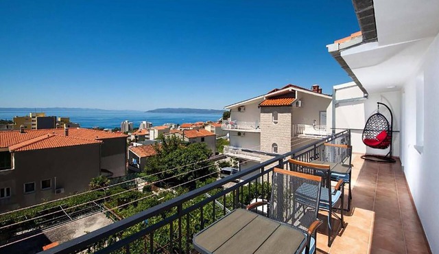 Nice apartment in Makarska with house sea view