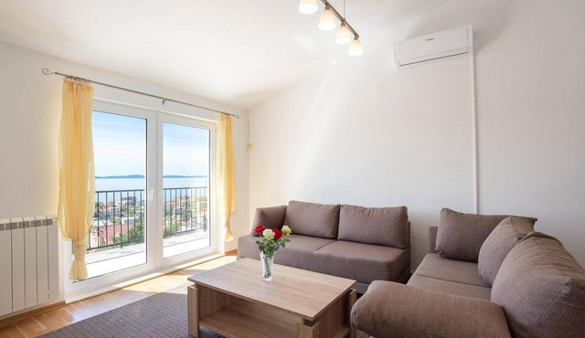 Nice apartment in Podstrana with WiFi