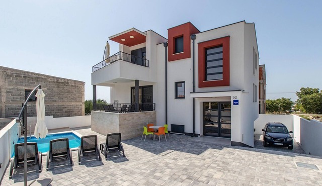 Nice apartment in Vrsi with swimming pool