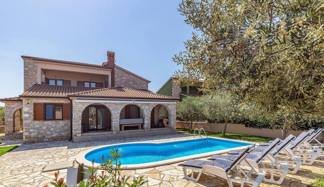 Nice home in Galizana