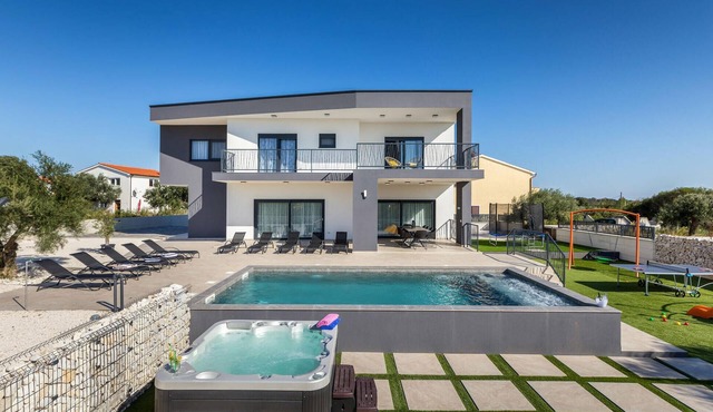 Nice home in Galizana