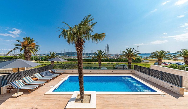 Nice home in Kastel Gomilica