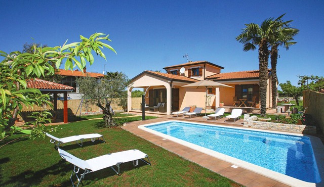 Nice home in Novigrad
