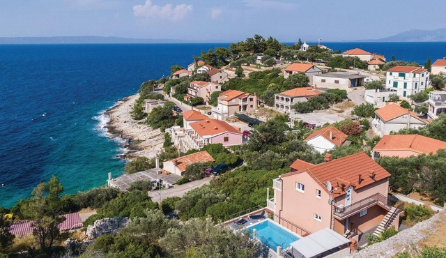 Nice home in Prigradica