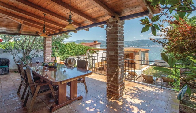 Nice home in Slatine with sauna