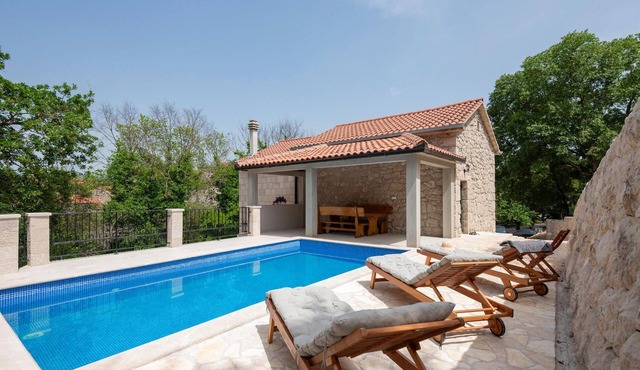 Nice home in Zmijavci