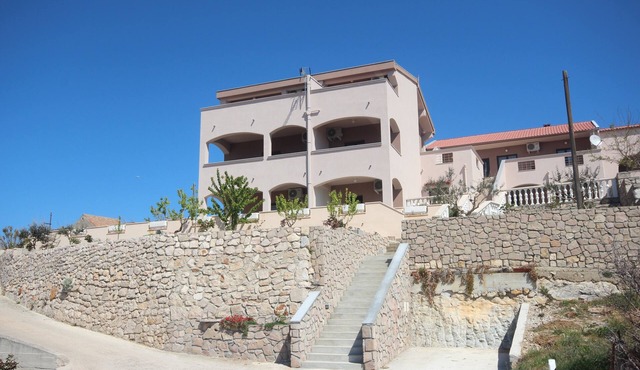 Njaco - Traditional One Bedroom Apartment with Balcony and Sea View