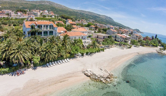 One bedroom apartment near beach Podstrana, Split (A-16829-b)