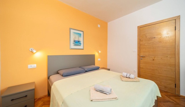 One bedroom apartment near beach Barbat, Rab (A-14512-e)