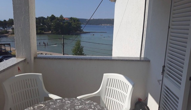 One bedroom apartment near beach Supetarska Draga - Donja, Rab (A-2001-e)