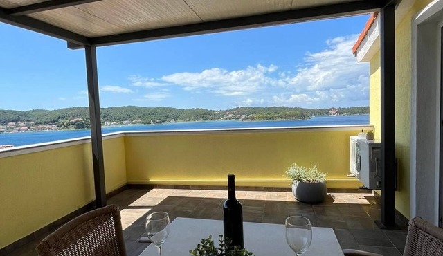 One bedroom apartment with terrace and sea view Supetarska Draga - Gornja, Rab (A-13645-d)