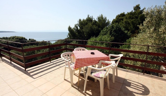 One bedroom apartment with terrace and sea view Supetarska Draga - Gonar, Rab (A-2002-a)