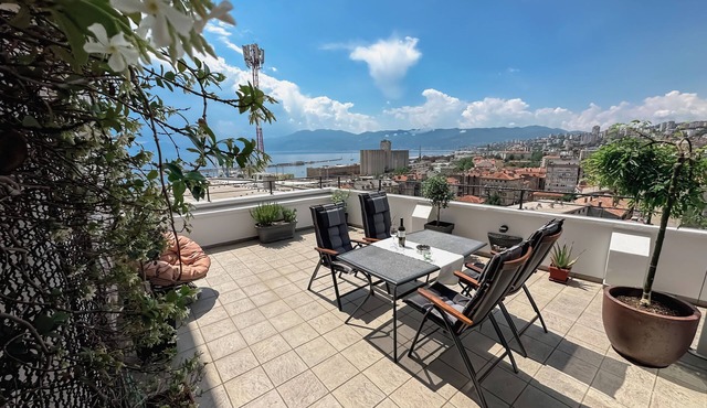 Panoramic Sea View Penthouse with Free Parking