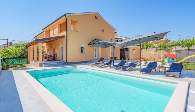 Pet friendly home in Sikici
