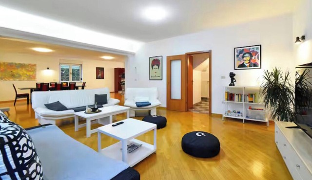 Quiet 6BR City Center House - Sleeps 13 - Private Parking - Kids Friendly Oasis