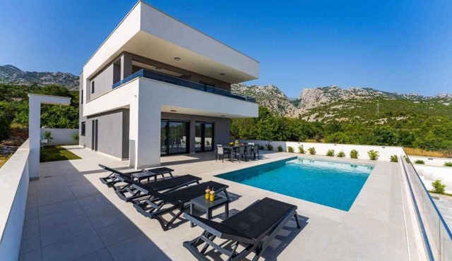 Quiet pool Villa Silente