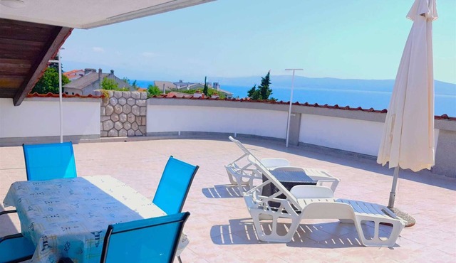 Sea view+parking, 100m to beach