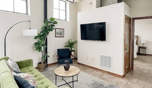 Sleepover | Pristine 2BD/1BA Condo - Downtown SGF in Springfield