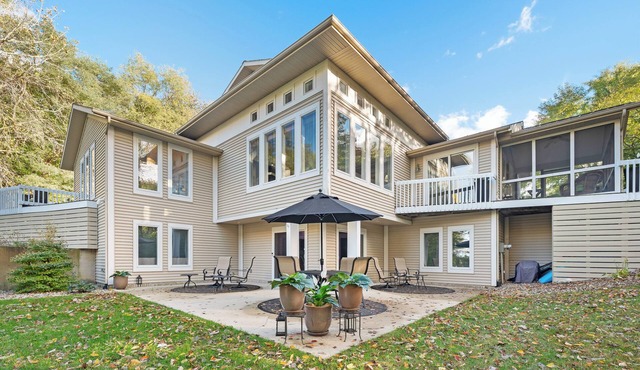 Spacious Lakefront Escape-Perfect for Family, Friends, Yoga or Writing Retreats in Cassopolis
