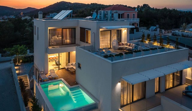Special Offer | Villa Luxor | 4 Bedrooms | Heated Pool & Spa