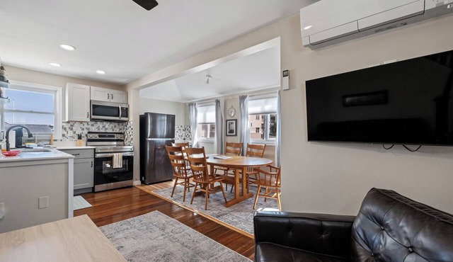 Steps to Hampton Beach and all entertainment! 4 bedrooms, pet friendly! in Hampton