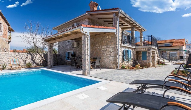 Stone House Apartment With A Private And Heated Swimming Pool
