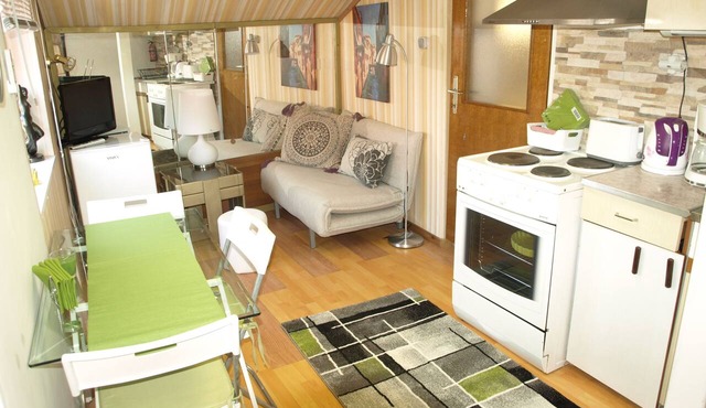 STUDIO GREEN near city center, free parking, wifi, at banks of river Sava