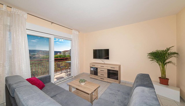 Stunning apartment in Kastel Sucurac with WiFi