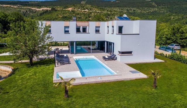 Stunning home in Donji Prolozac with sauna