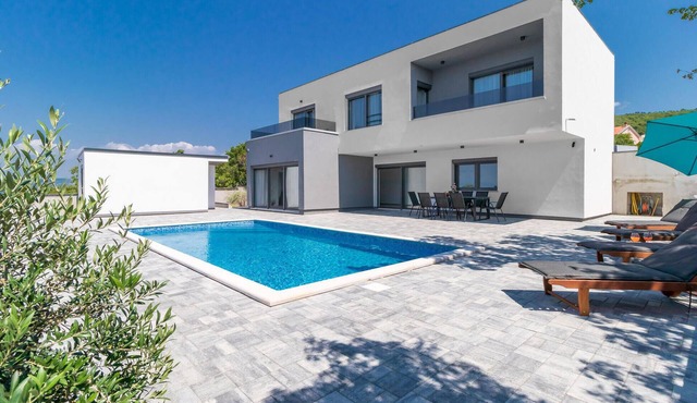 Stunning home in Smrika