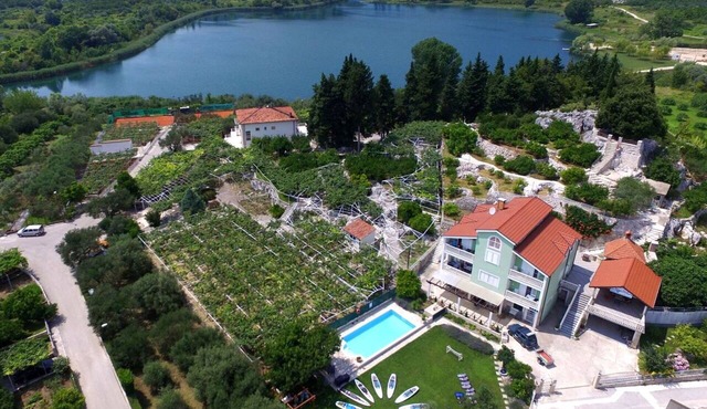 Stunning private villa for 25 people with A/C, WIFI, pool, TV and patio