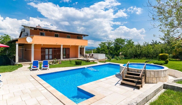 Stunning private villa for 10 people with private pool, WIFI, A/C, TV, terrace and pets allowed