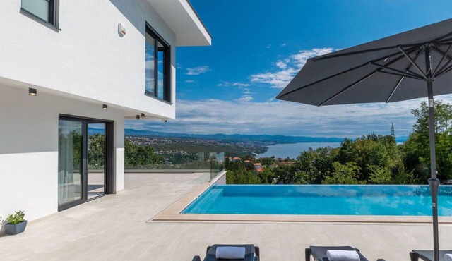 Stunning private villa for 10 people with hot tub, A/C, private pool, WIFI, TV and terrace