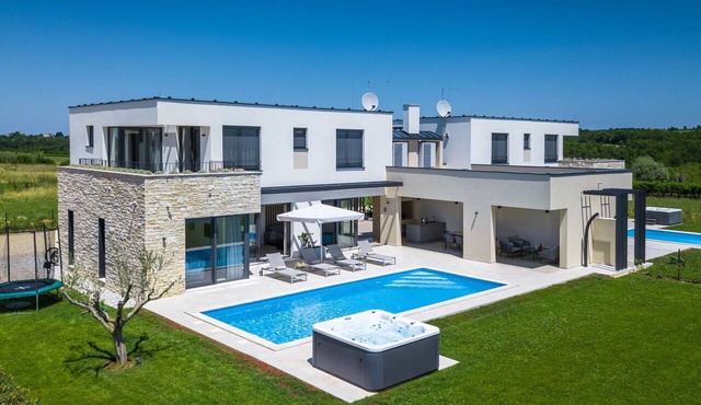 Stunning private villa with private pool, A/C, WIFI, hot tub, TV, terrace and pets allowed