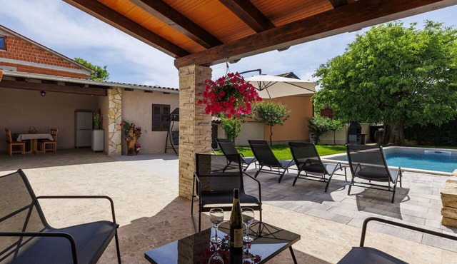 Stunning villa for 5 guests with A/C, private pool, WIFI, TV and terrace