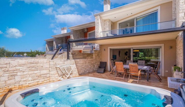 Stunning villa for 6 guests with WIFI, private pool, A/C, TV, terrace and pets allowed