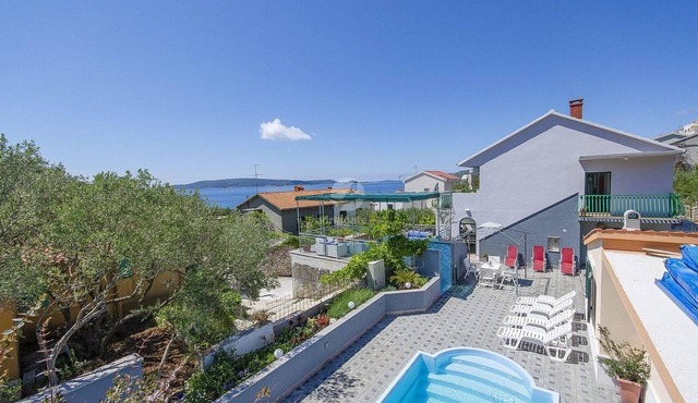 Three bedroom apartment with a swimming pool Okrug Donji, Čiovo (A-25498-c)