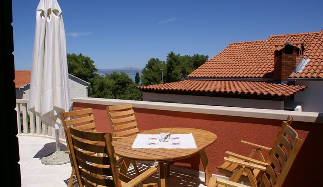 Three bedroom apartment with terrace and sea view Supetar, Brač (A-4274-b)