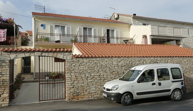Two bedroom apartment with balcony and sea view Supetar, Brač (A-16699-a)