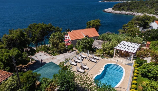 Two bedroom apartment with a swimming pool by the beach Prižba, Korčula (A-10056-c)