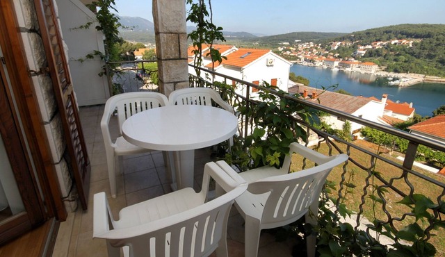 Two bedroom apartment with balcony and sea view Jelsa, Hvar (A-8765-g)