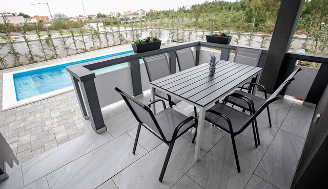 Two bedroom apartment with a swimming pool Vrsi - Mulo, Zadar (A-24110-a)