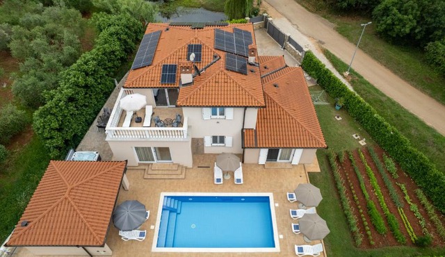 Villa Buroli with Pool, Sauna and Jacuzzi