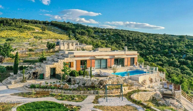 Villa Dol Hills Estate