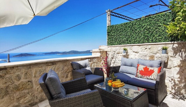 Villa Kanada - Two-Bedroom House with Terrace and Sea View
