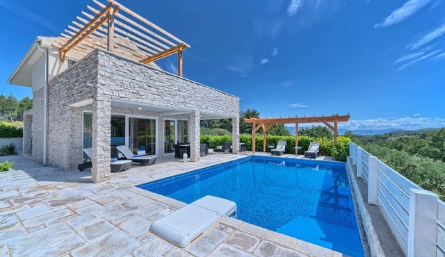 Villa Sadan - Four Bedroom Villa, Sleeps 10