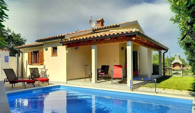 Villa with pool and barbecue
