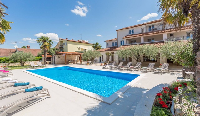 Well-kept garden with pool and barbecue, air conditioning, close to the beach